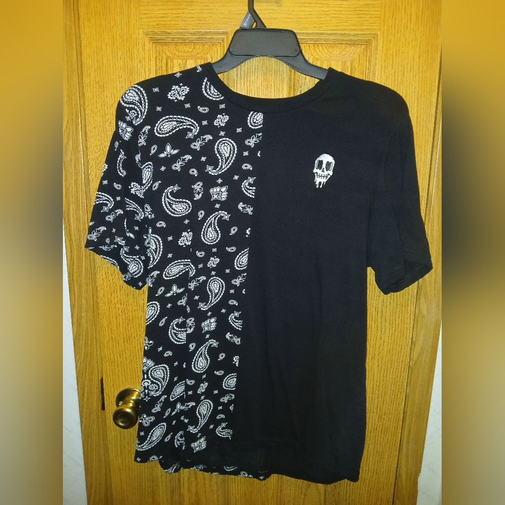 Eighty Eight Skull Pattern With Black and White Pasley Short Sleeve Tee 2xl